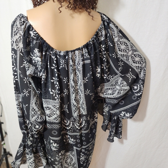 Chic Black & White Ruffle Sleeve Mini Dress - Picture 5 of 7